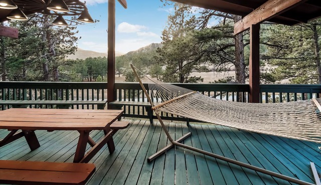 Modern Mountain Retreat Stunning Views Deck