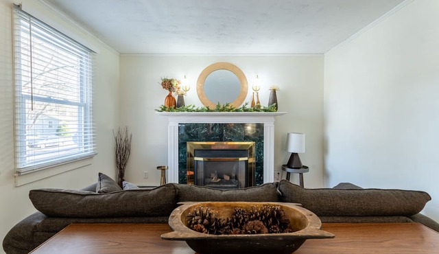 Glens Falls Boutique Stay, near skiing, Lake George, Saratoga, Pool!