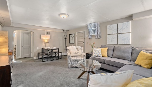 Cozy Abode on Mountain Ave – Walk to Old Town!