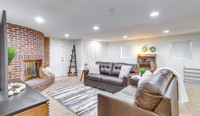 9 Mi to Dtwn Denver: Aurora Vacation Rental