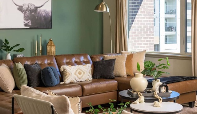 RiNo Loft w/parking & mtn Views