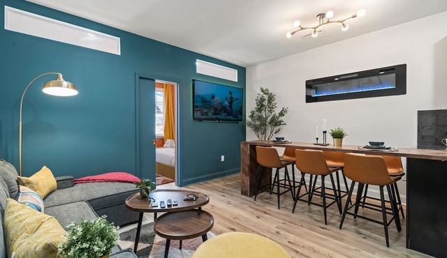 Crystal Clean Old City- Free Parking + Roofdeck in Philadelphia