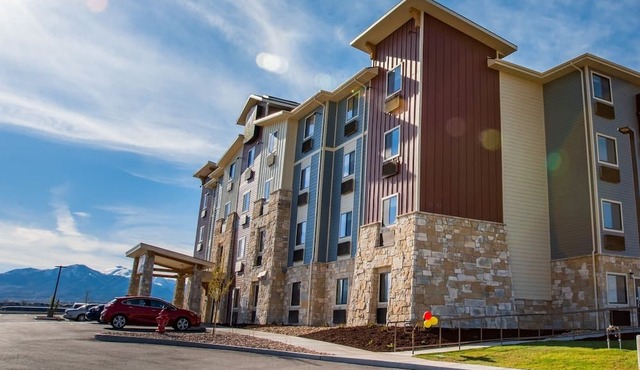 Pet-Friendly and Modern Retreat w/Full Kitchen! Near Jordan Landing!