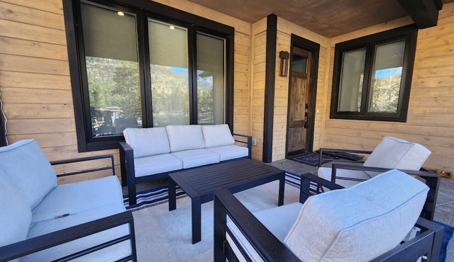 Wildflower Retreat- Large Family Home! Close To The RMNP Less than a 4 Minute Drive! With Hot Tub! in Estes Park