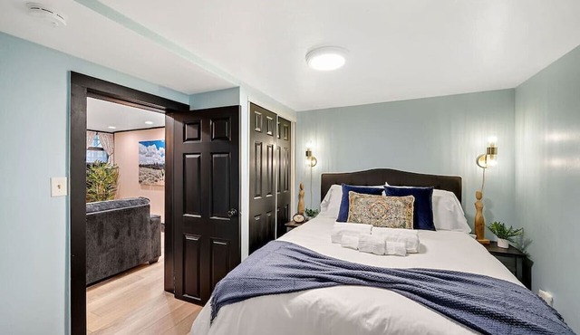 Garden Level Apt in Heart of Den