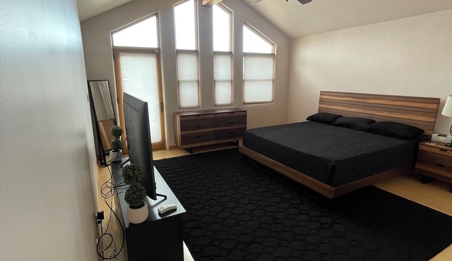 Casa Luna - Executive Lodging with Mountain Views ~5 min from LANL