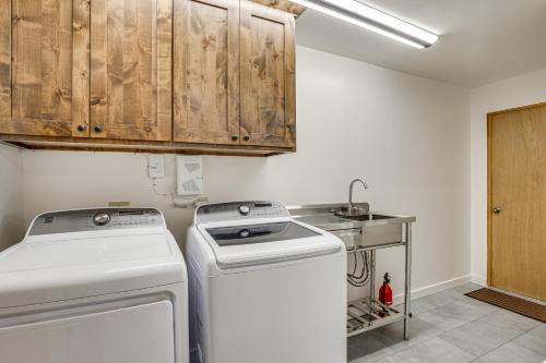 On-Site Creek + Views: Grand Mesa Getaway!