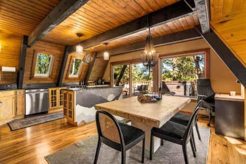 Timber A-Frame, Large Deck, Hot Tub, Fireplace