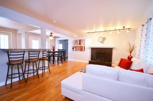 5 bdrm Near Belmar - Dining Shops Movie Theater Entertainment & Red Rocks