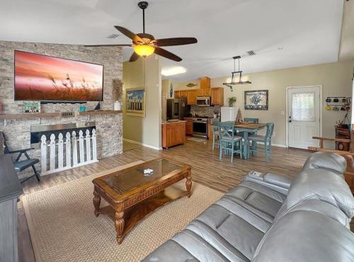Bayou Breeze-East Hill, Close to Downtown and Beach