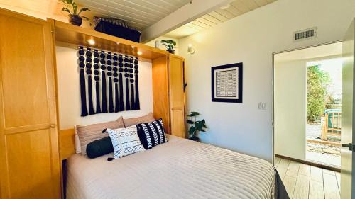 Midcentury Modern Home near Beach! Sleeps 6! LOOK and BOOK!