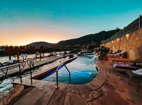 Mountain & Golf View Condo Near Glenwood Springs