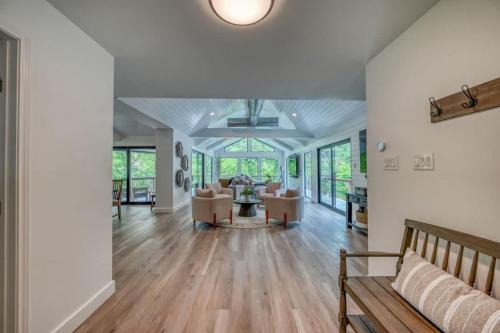 Luxury Riverfront Villa with Firepit & Gameroom! in Sattler