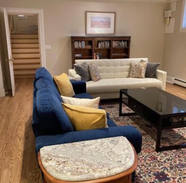 Pineapple House, Spacious 1st Floor Apartment! City Center! 96 Walk Score! FREE parking!